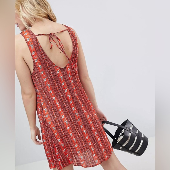 Sleeveless Dress With Tie Back - Picture 1 of 6
